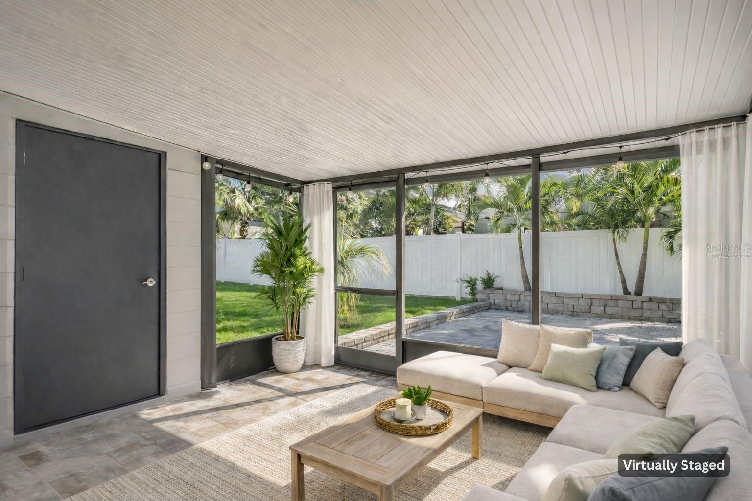 Screened in Patio/virtually staged