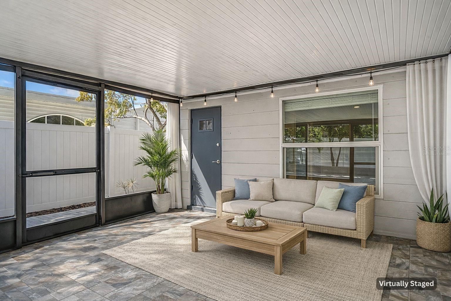 Screened in Patio/virtually staged