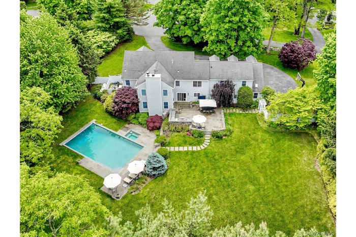 Welcome to 6 Round House Ct