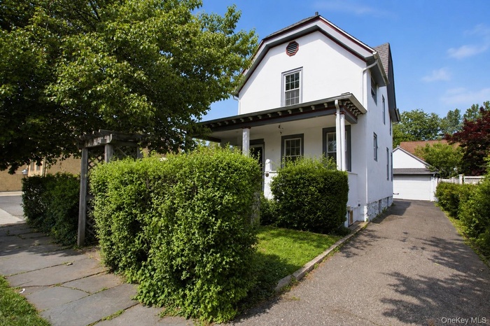 Charming Colonial conveniently located an 8min walk from the train and Mamaroneck Ave!