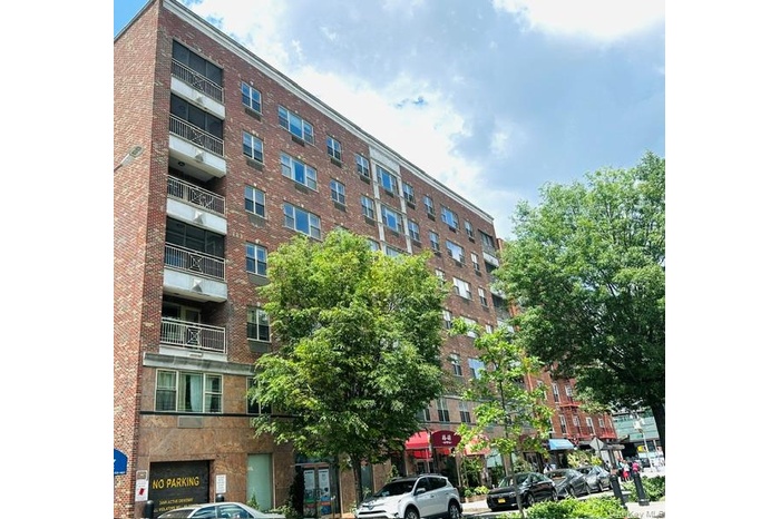 View of apartment building/complex