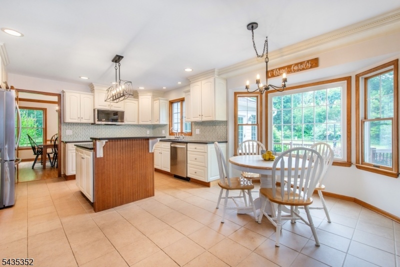 eat-in kitchen