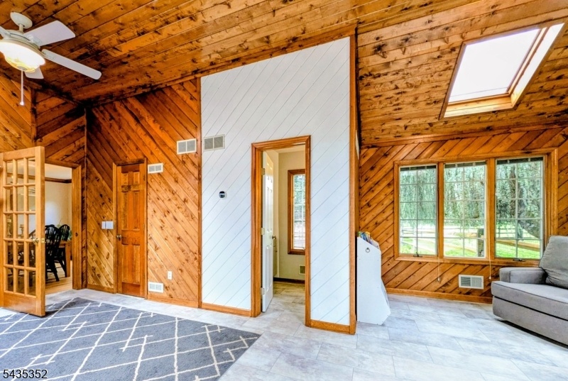 Sunroom w/wash room & WIC