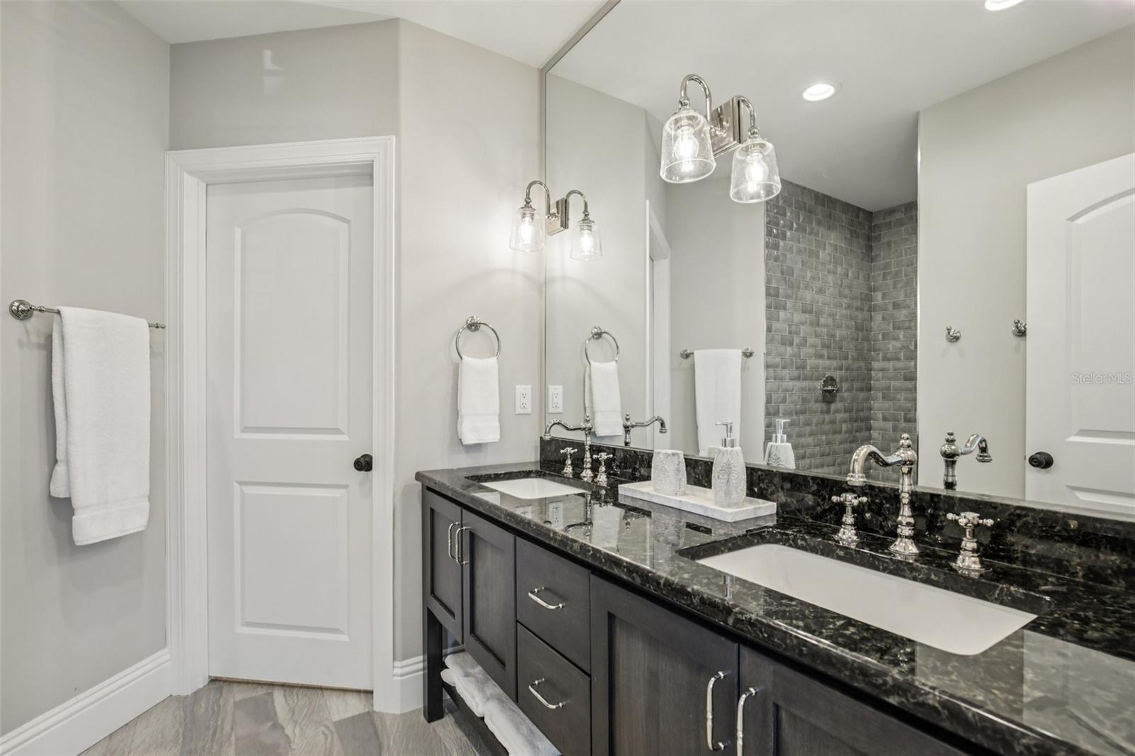 Guest bathroom 4 upstairs