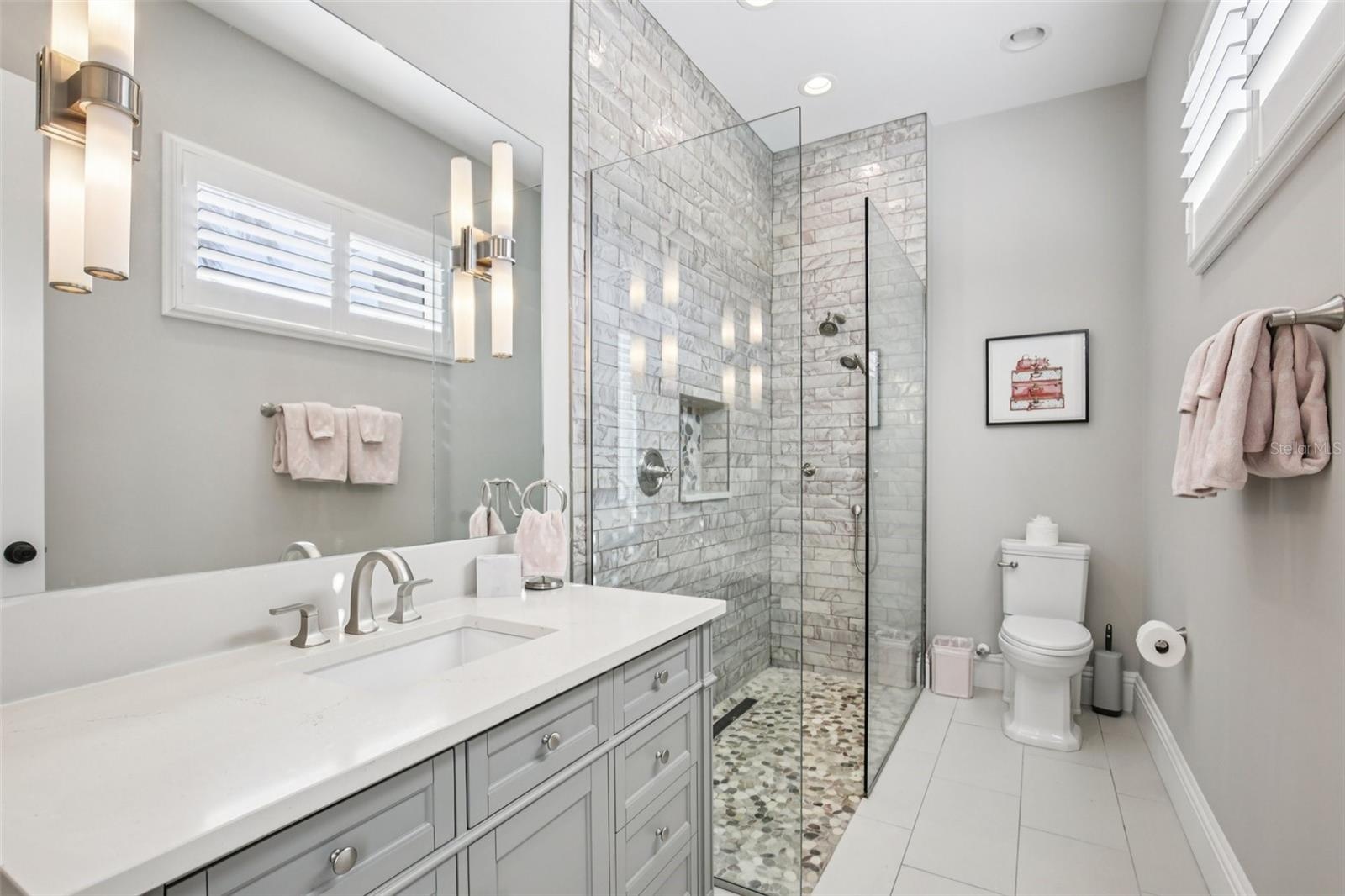 Guest bathroom 1