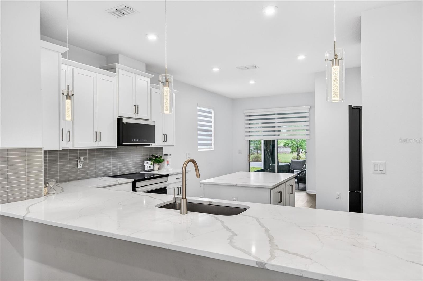 Kitchen with breakfast bar