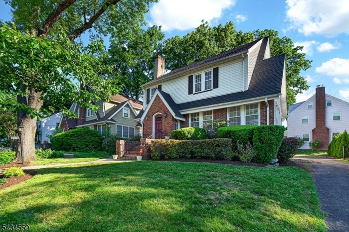 Front Exterior & Front Yard