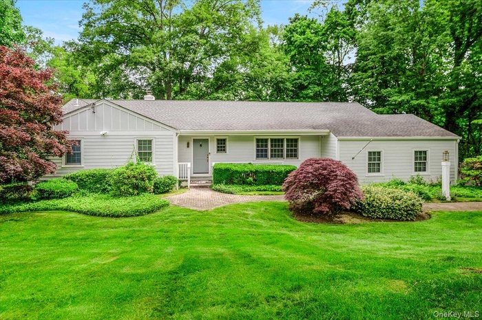 4 Lower Drive, Huntington Bay ~ exceptional 1958 turn-the-key ranch