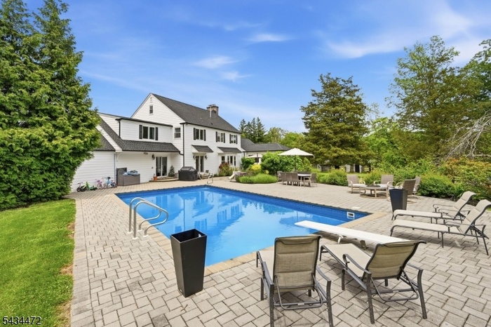 Back of house w Pool
