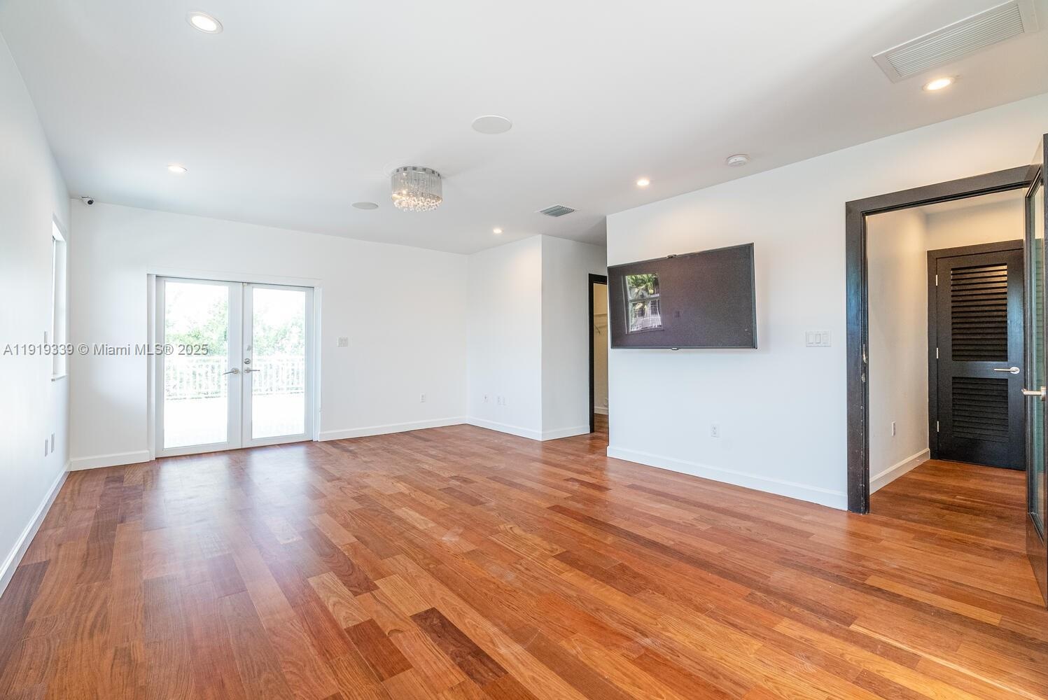 Spacious main room with sitting area