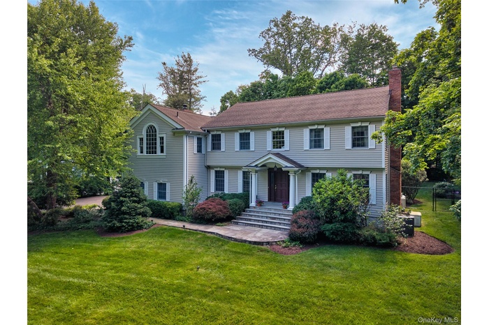 Beautiful Colonial golf-course adjacent