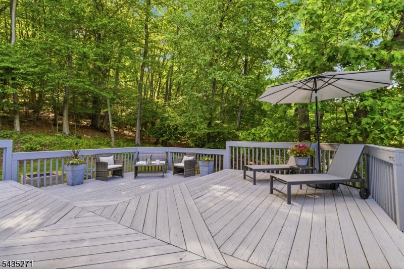 Two tiered expansive deck