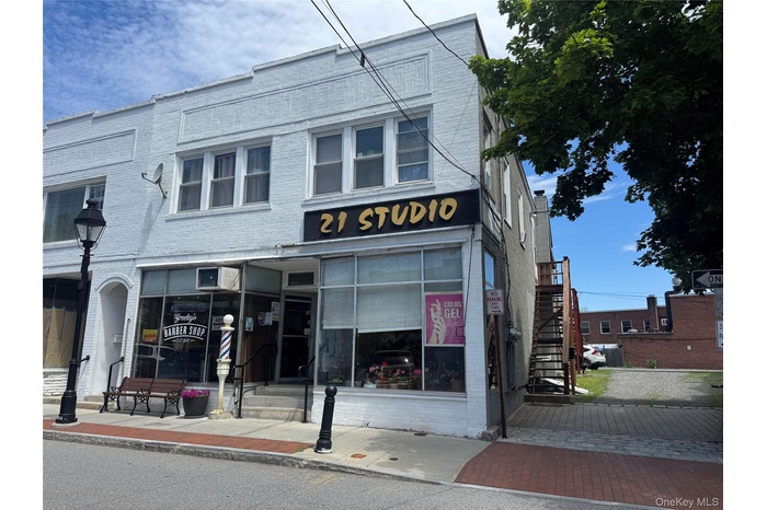 Formerly home to a long-established nail salon, the space lends itself to a variety of retail, boutique, wellness, medical, professional, or service-o