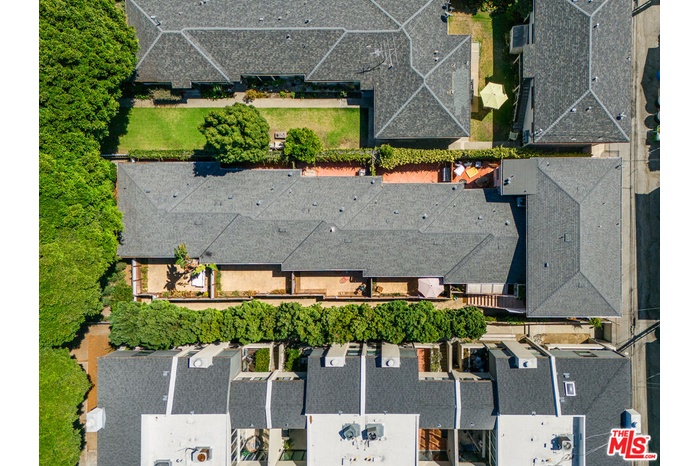 6-Unit Building Just South of