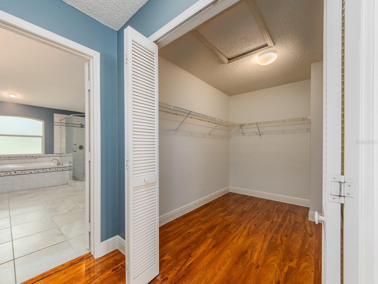 Primary suite - Walk in closet