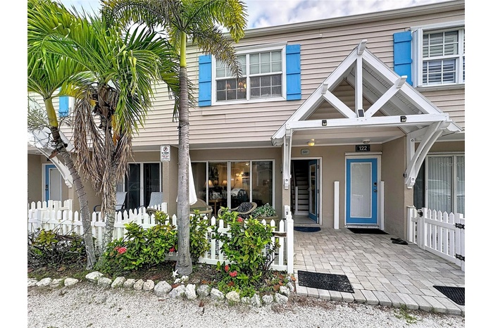 Steps from the Gulf.Great Rental Opportunity