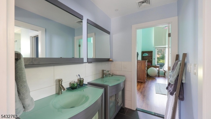 Bathroom w/shower & tub/shower