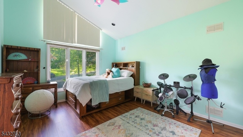 Bedroom w/ensuite bath