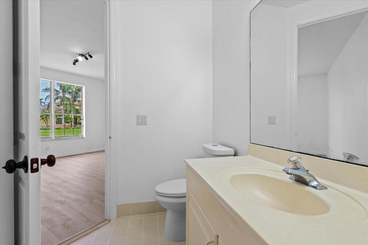 FIRST FLOOR FULL BATHROOM