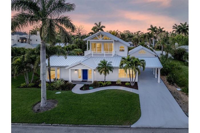 Stunning Fully renovated Key West sytle home located on Roberts Bay.