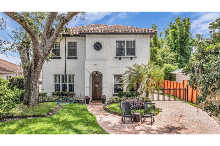 Beautiful Delaney Park POOL home on a quiet cul de sac street!