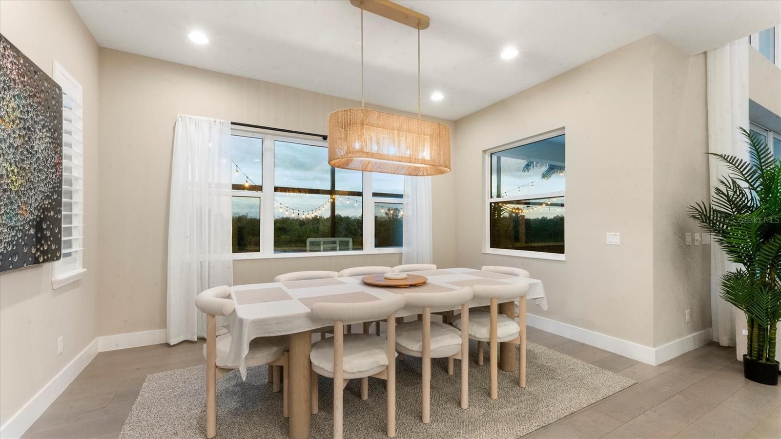 eat-in kitchen space