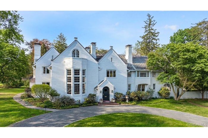 Welcome to 1 Belmont Drive, designed by renowned architect William Eyre