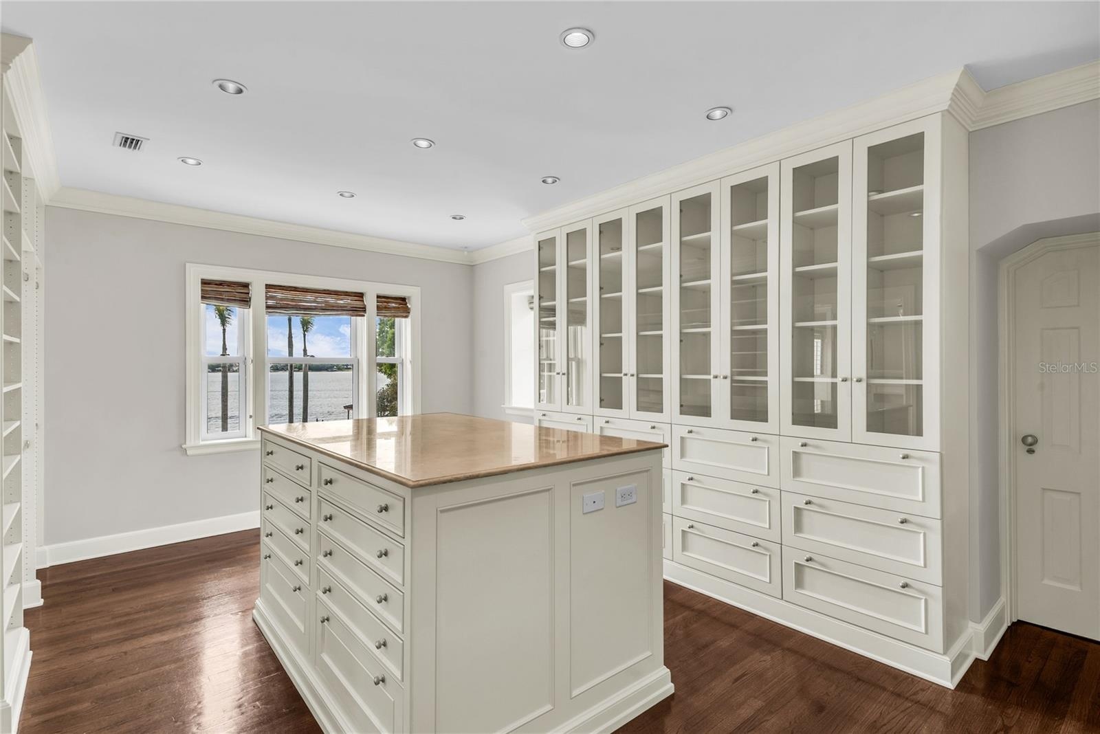 Primary suite with private balcony, huge en suite bathroom and walk-in closet