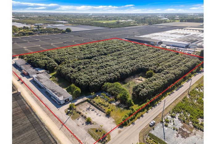 9.43 ACRE 13000 SQ FT PACKING HOUSE UP FRONT IS THE LOADING DOCK..BLDGS BEHIND 2 COOLERS THAT ARE HUGE. TOMMY AKINS MANGO GROVE FOR LEASE