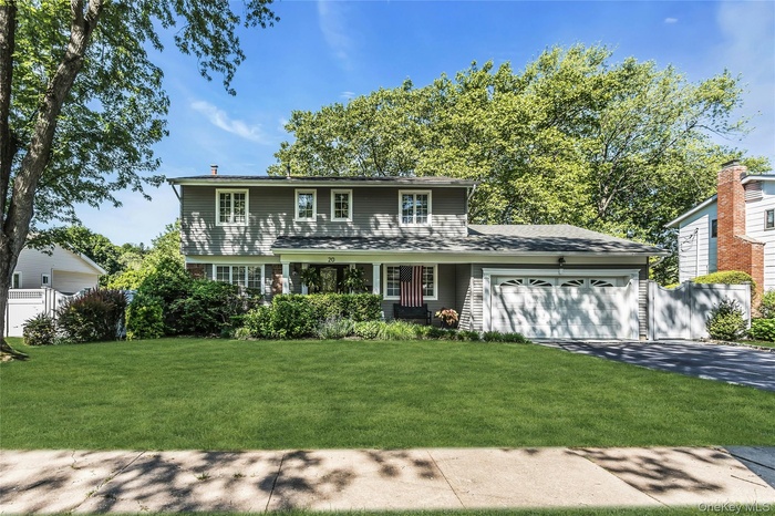FRONT VIEW OF 20 LANCIA DR,PERFECT MID BLOCK LOC. ON IMPRESSIVE LANDSCAPED PROPERTY