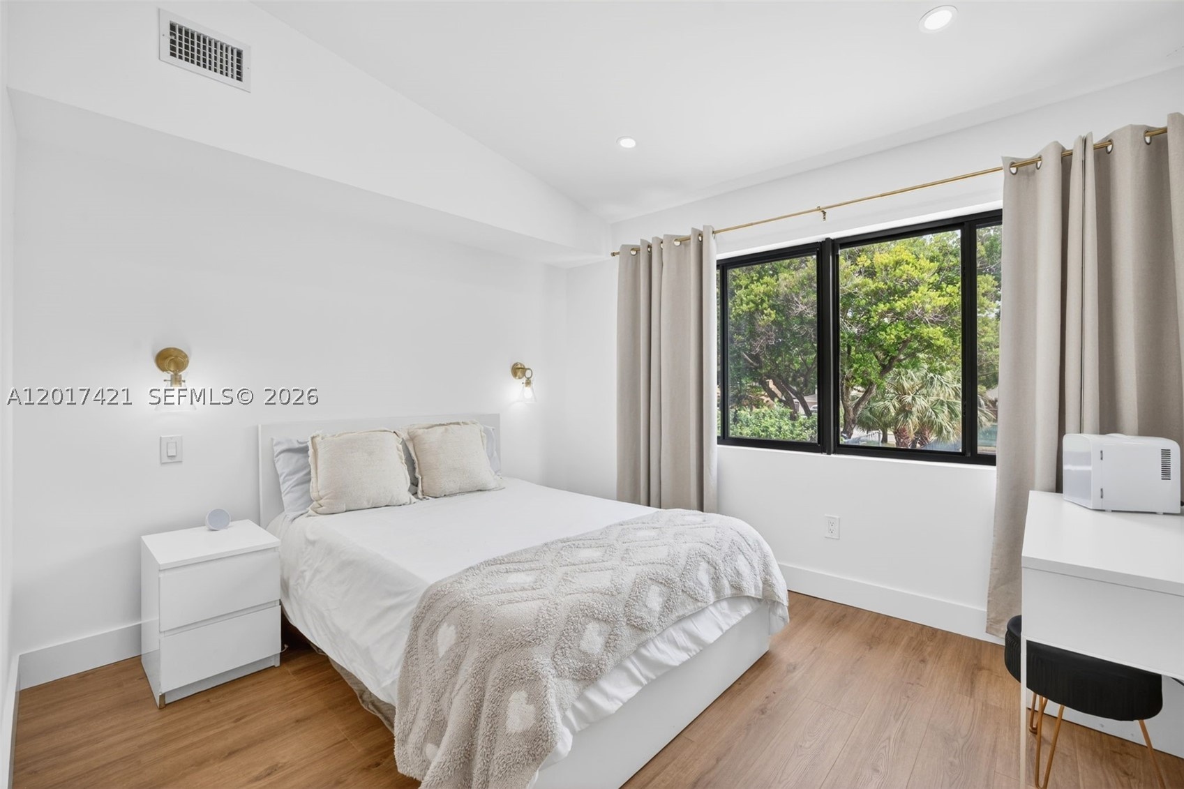 Upstairs bedroom javascript:__doPostBack('m_ucDetailsView$m_btnSave','')w/ large closet & views to the backyard