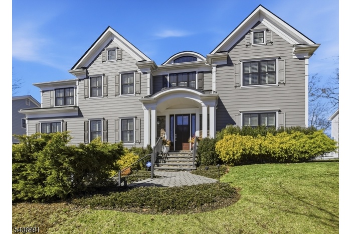 PRIVATE SIX BEDROOM STUNNER!