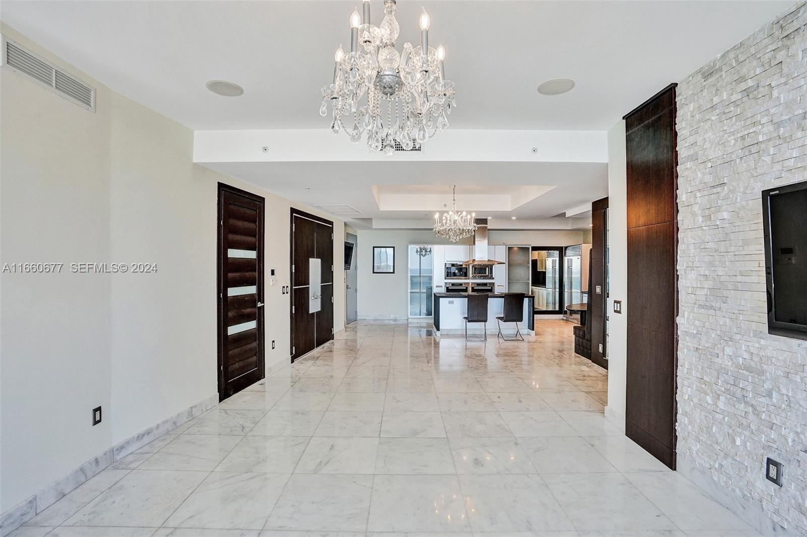 LIBING ROOM, ENTRANCE, PART OF THE KITCHEN