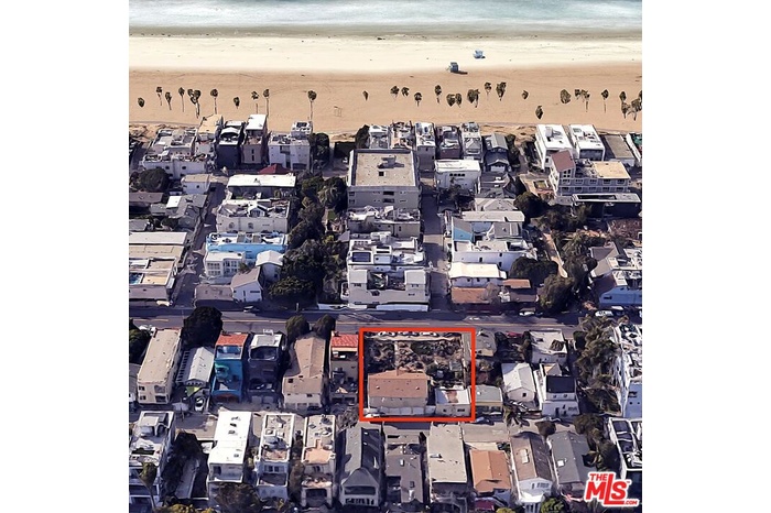 Beach and Canal Location