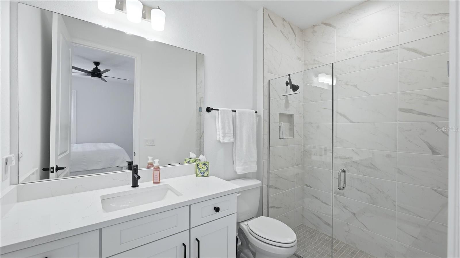 Guest En-Suite Bath!