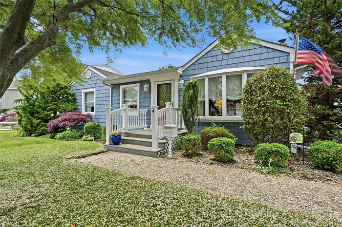 Welcome Home To 4 Bacon Lane, Babylon Village (Twin Oaks Neighborhood)!