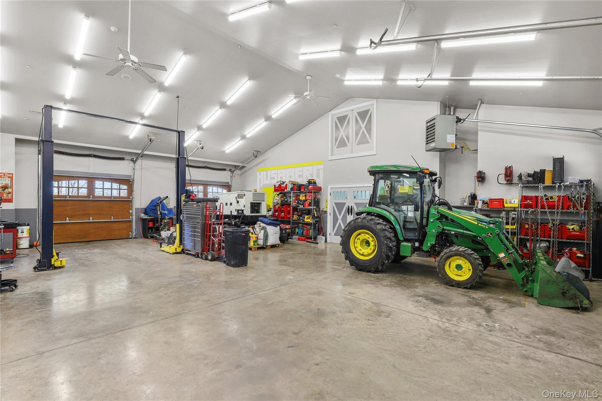 Repair/storage area with lift