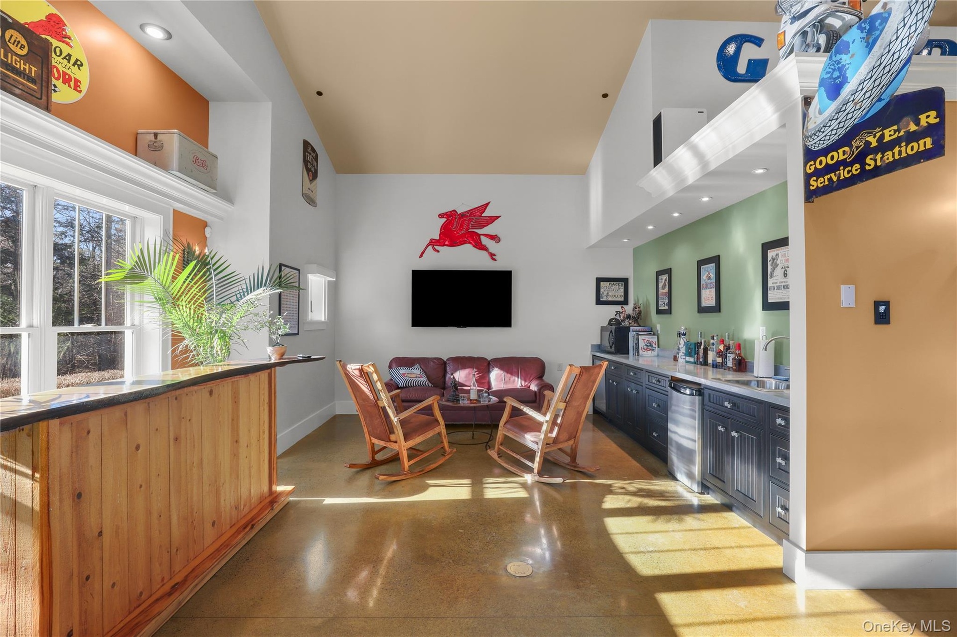Kitchenette and lounge