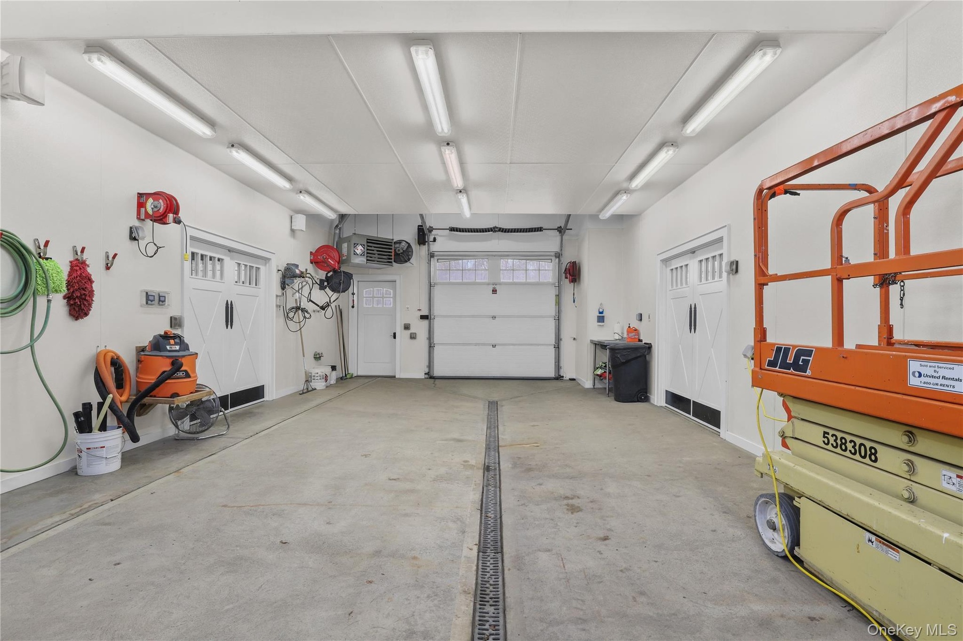 Wash stall with center drainage