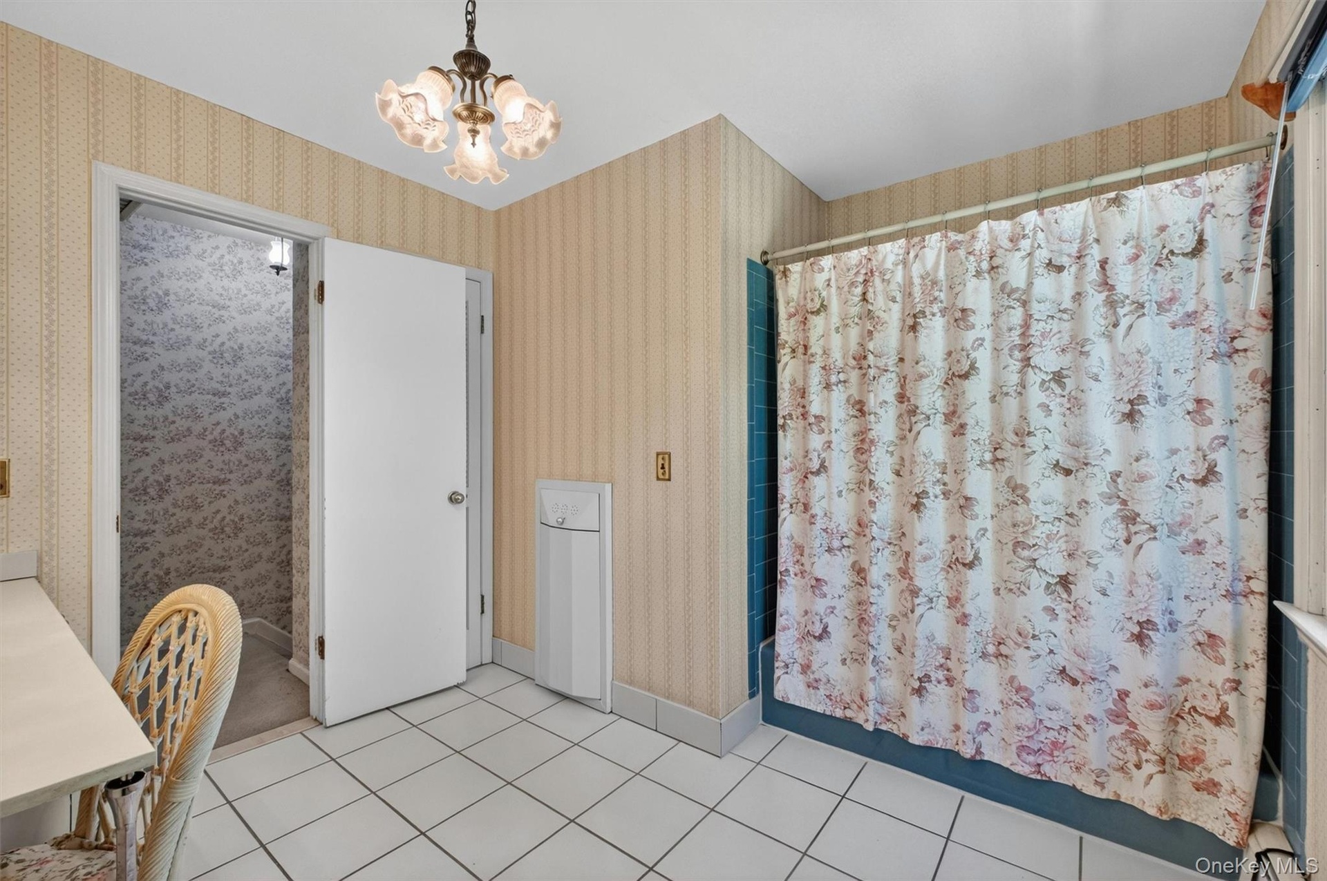 2nd Fl. dual entry full bath w/tub & tile surround.