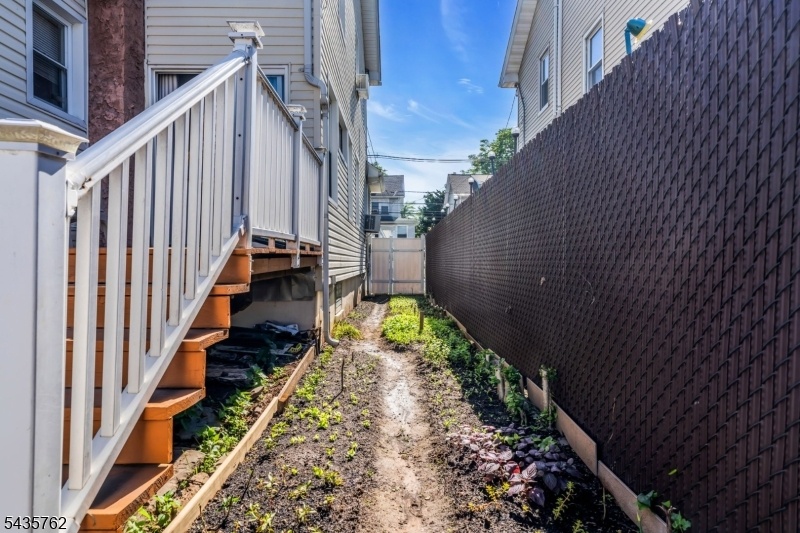 Side Yard/Garden