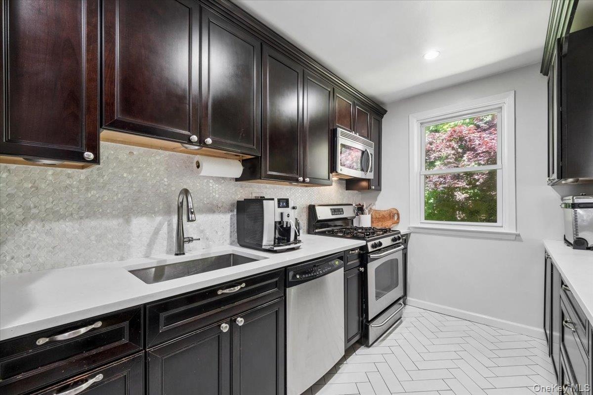 This renovated kitchen will please home chefs!