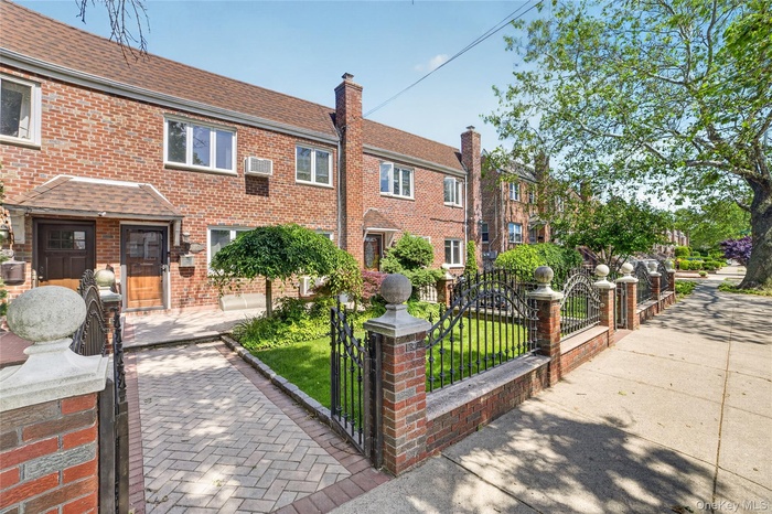 Entrance & Front Yard