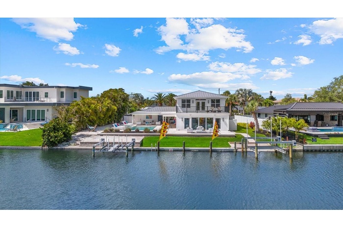 109 ft on Grand Canal; two lifts, 1 for 10,000 lb boat and other for 2 jet skis or kayaks