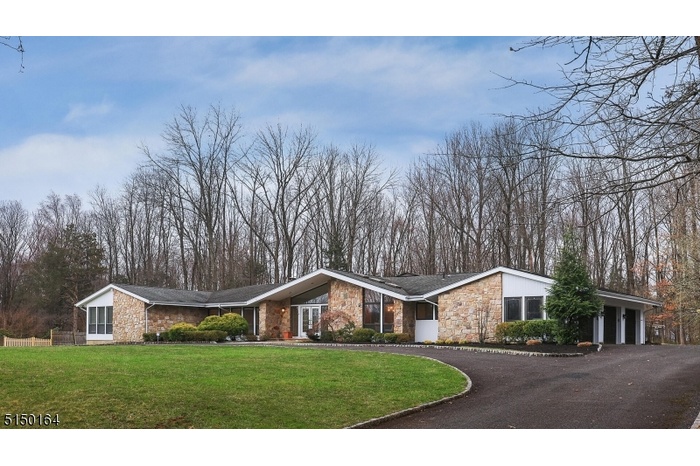 Front Picture showing Driveway