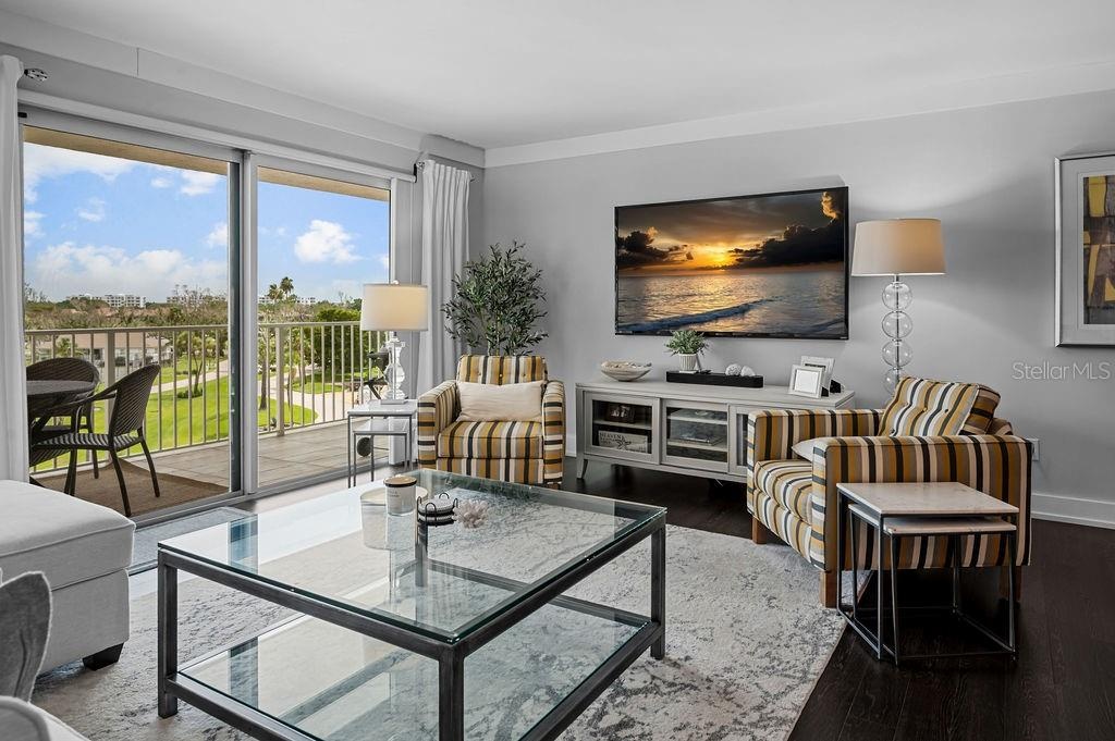 This unit is offered fully furninshed,  turn key living at Islander Club makes it weasy to settle in and start enjoying Paradise.