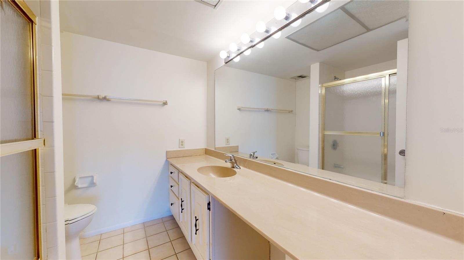 Bathroom 2/Guest Bathroom