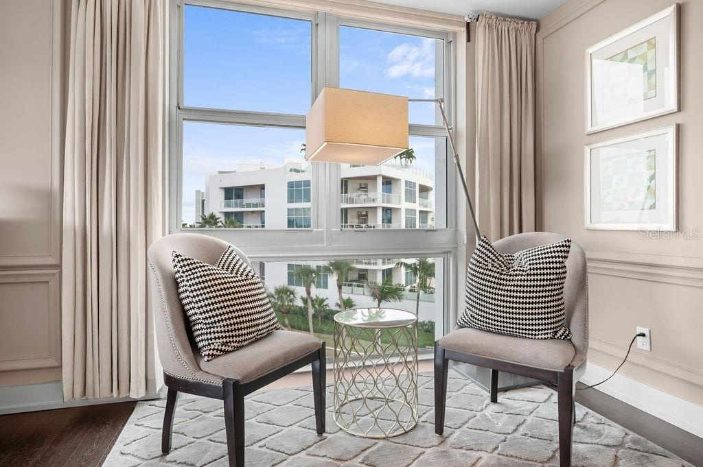 Quiet nook has peek-a- boo ocean views
