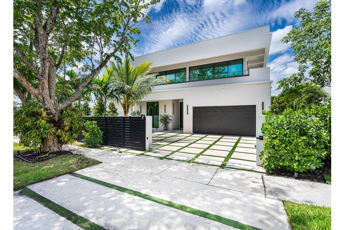 Welcome to this stunning modern home located in the heart of Victoria Park