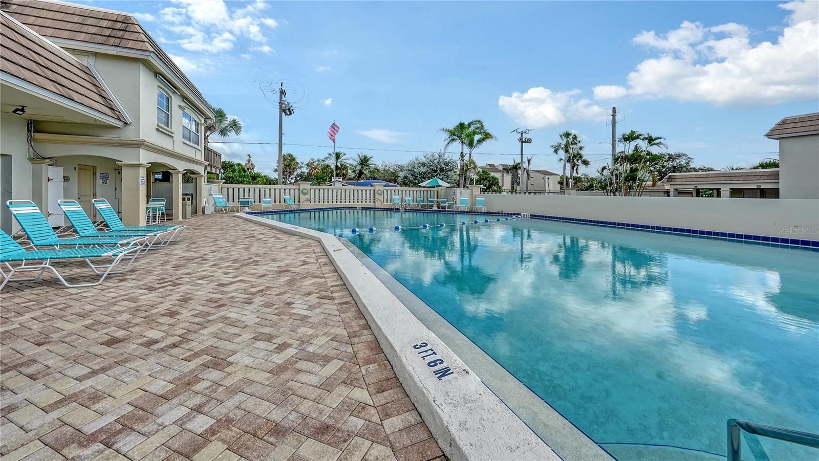Sun or shade space by the pool